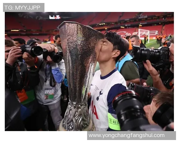 足球球星拿木棍耍帅瞬间引发热议 谁是这一幕背后的焦点人物